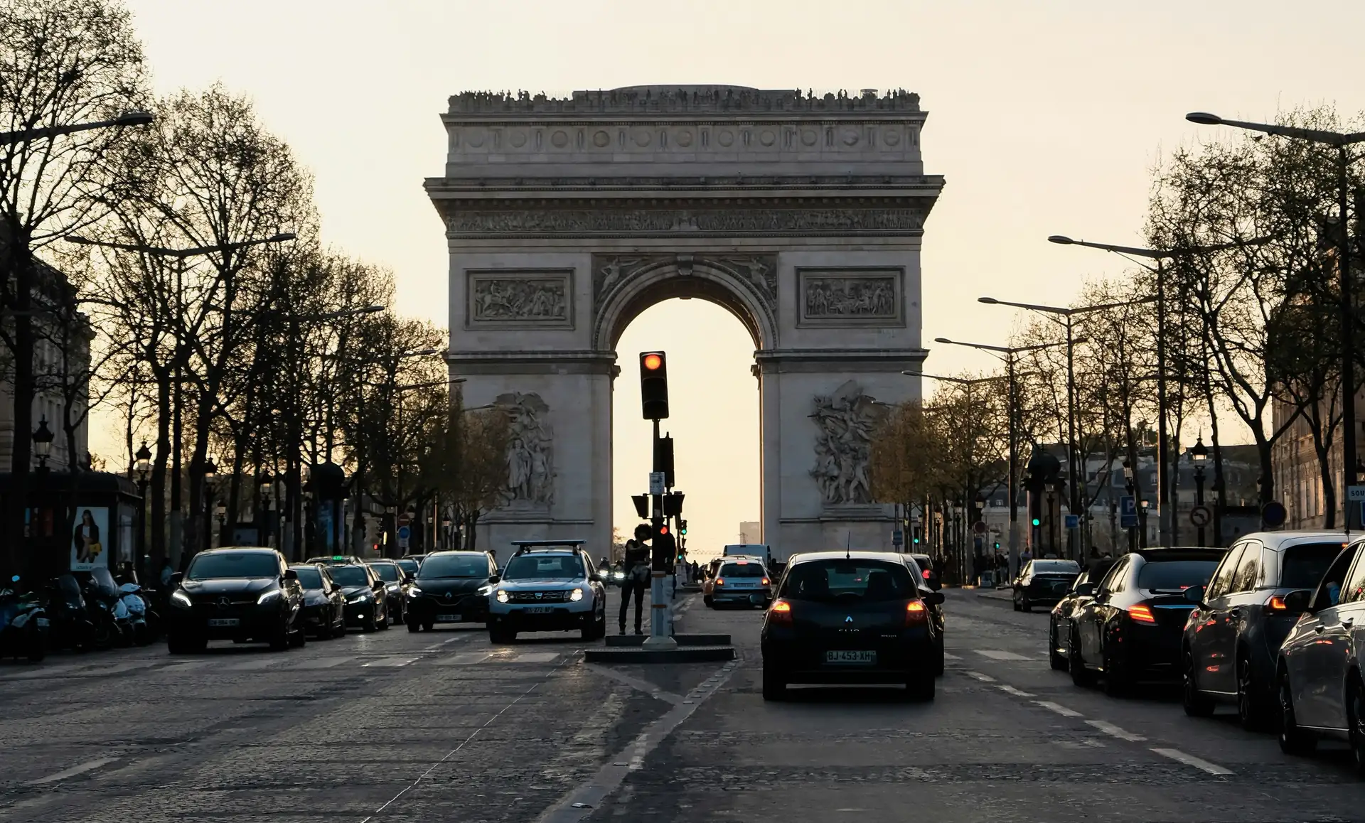 Paris l´arc de triomphe mietwagen fahren